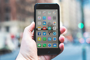 紅藍相間手機智能男人打電話公務(wù)背景圖片的應(yīng)用與設(shè)計