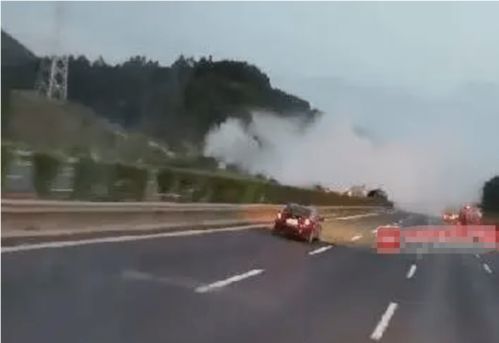 廣西高速突發危化品泄漏事故 油罐車側翻腐蝕品外泄，應急處置全面展開