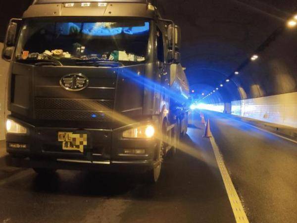 危化品車隧道內拋錨，司機淡定自修，監控天眼及時發現消隱患